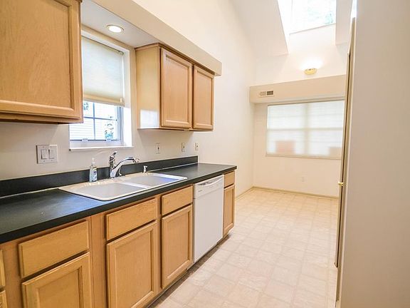 3rd image of 272 Huntsford Dr