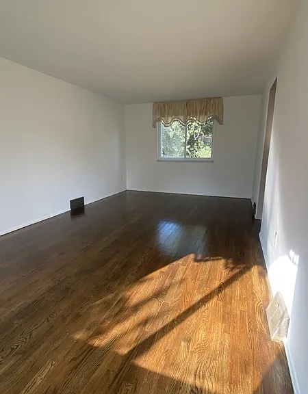 121 Lois Dr — Photo 2