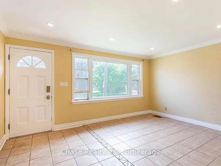 402 Guelph Line — Photo 3