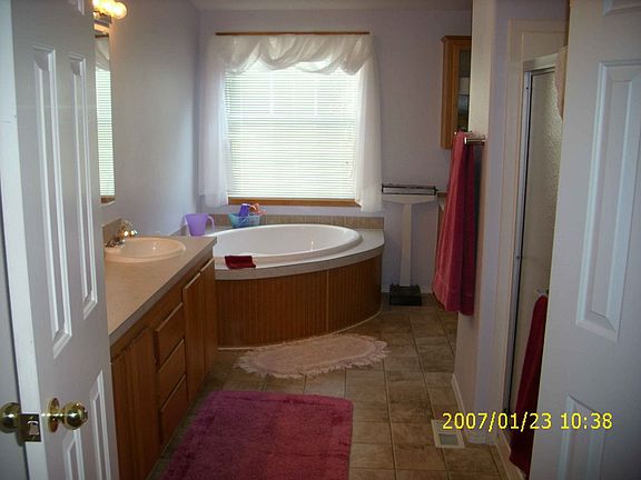 soaking tub and sperate shower in mstr bath