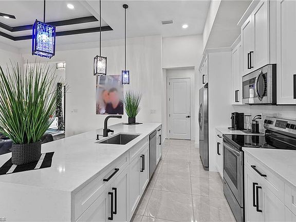 5th image of 907 NE 13th Pl