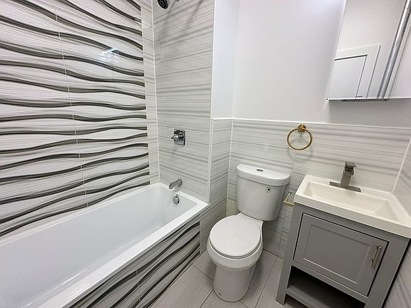3rd image of 324 Randolph Ave APT 3R