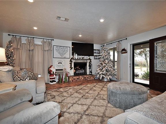 3rd image of 35 Oak Dr