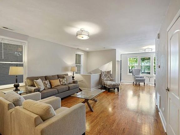 4th image of 2441 N Ashland Ave #1