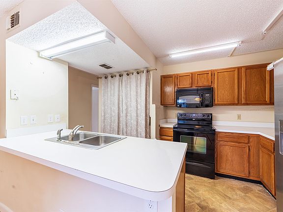 4th image of 7 Catalonia Ct