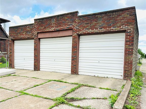 3rd image of 2498 Woodlawn Ave