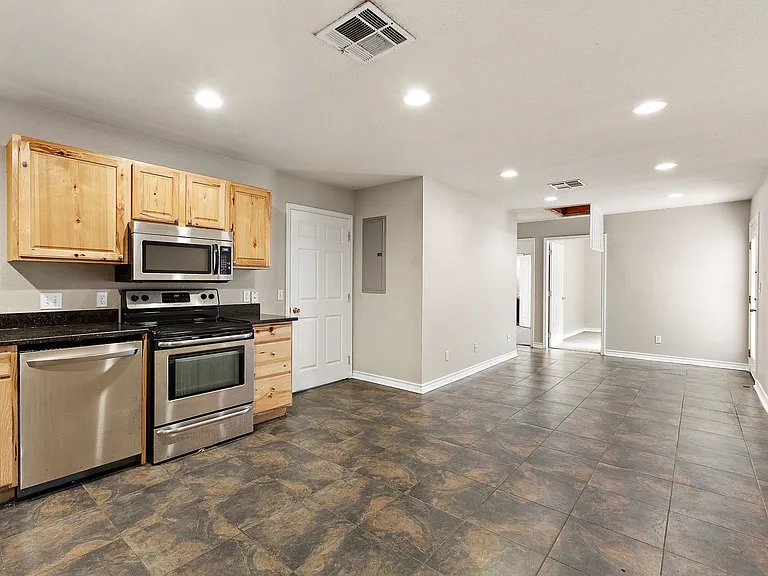 525 W Hutchison St #A — Photo 1
