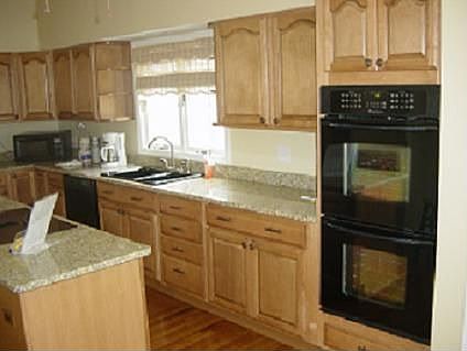 Kitchen (18x9) w/Double Convection Oven