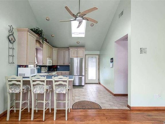5th image of 104 Irish Ln