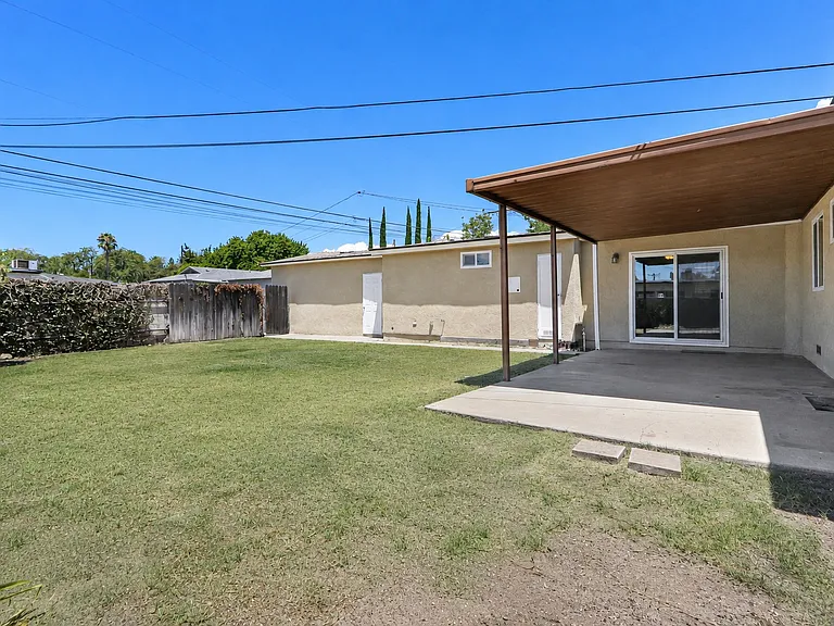 677 N Tulare Way — Photo 15