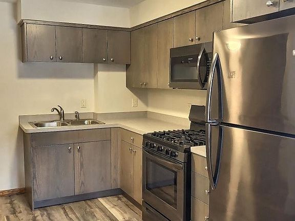 2nd image of 487-489 Desnoyer Ave