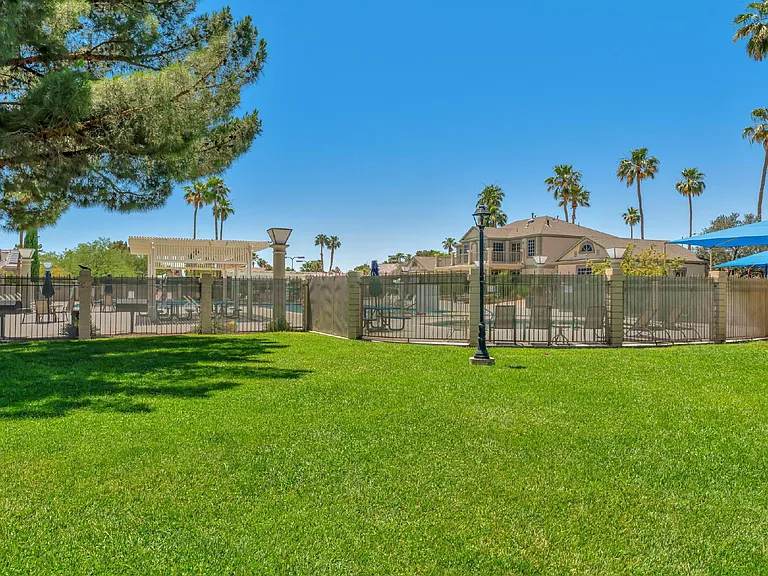 2560 Silver Shadow Dr — Photo 35