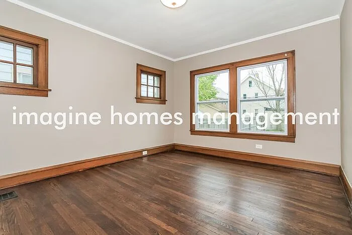 1453 Larchmont Ave — Photo 5