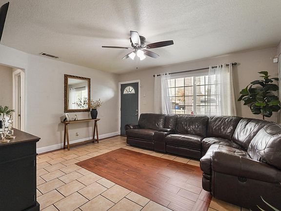 3rd image of 1518 Plumas Avenue