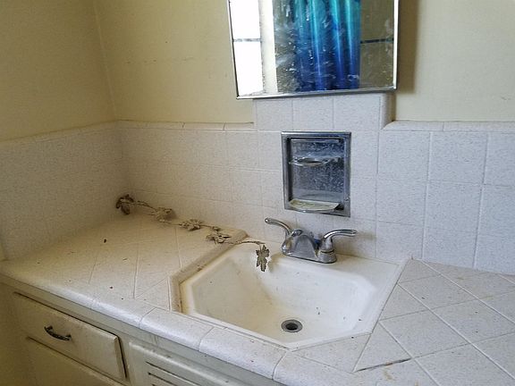 4th image of 1542 N Fay Ave