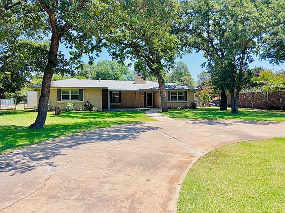 3rd image of 506 Oakwood Dr