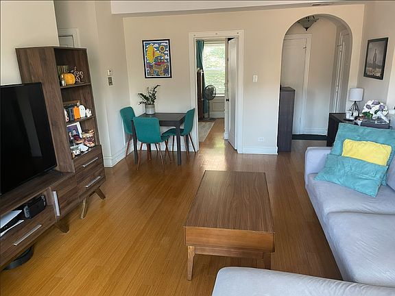 3rd image of 652 W Wellington Ave APT 3