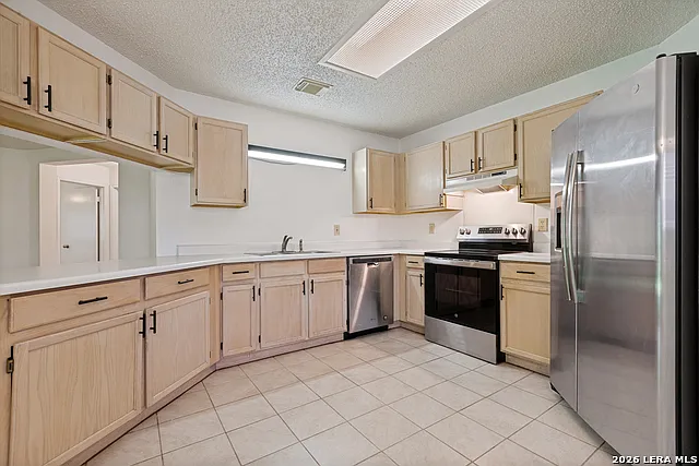 4 bed, 2.0 bath, 2176 sqft, $1,875 — Photo 4
