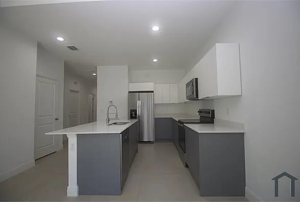 3 bed, 1300 sqft, $2,200 — Photo 3