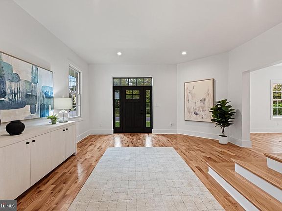 2nd image of 118 W Beechtree Ln