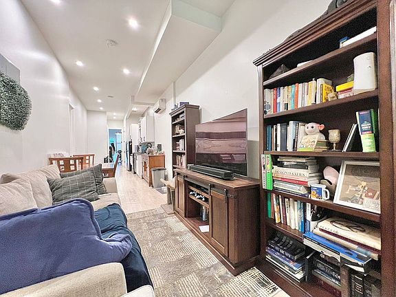 5th image of 781 Hart St APT 1L