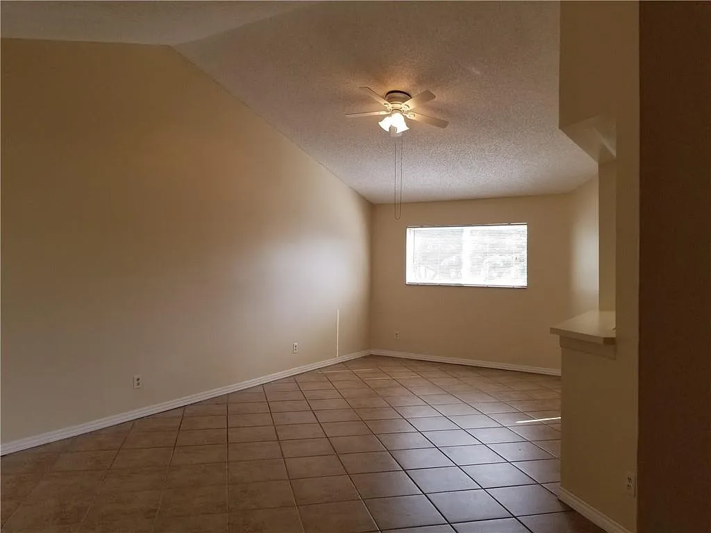 2 bed, 1096 sqft, $1,800 — Photo 4