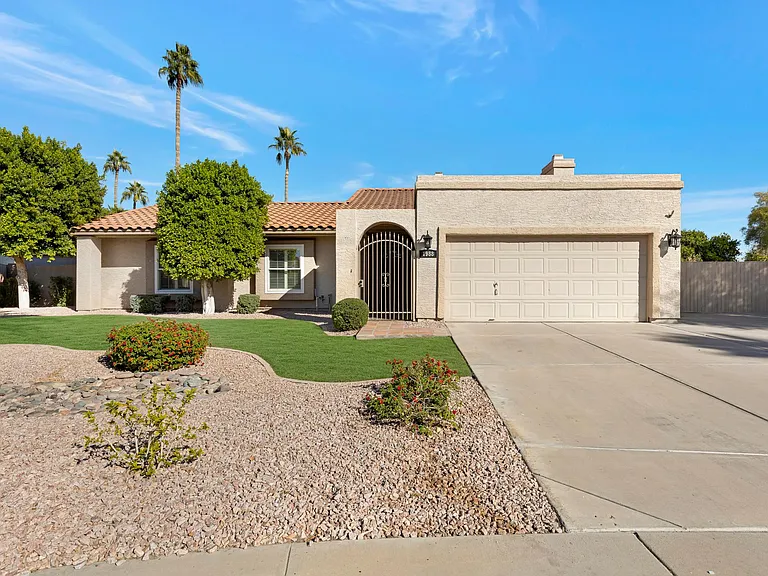 1988 E Los Arboles Dr — Photo 1