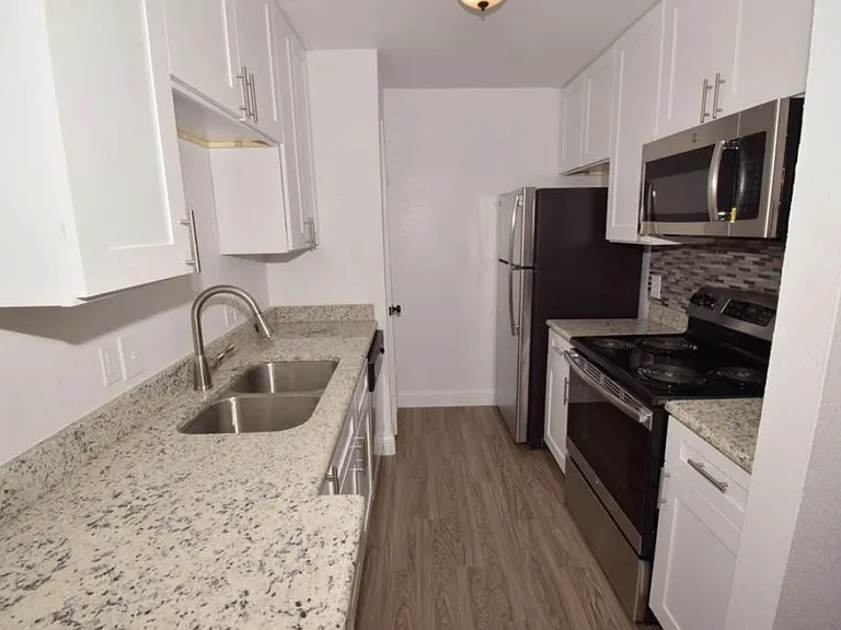 Lakeshore Villa Apartments — Photo 16