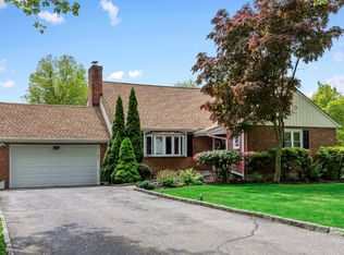 149 Thornbury Rd E, Scarsdale, NY 10583