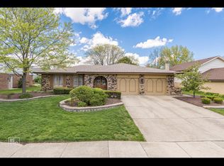 124 Waterford Dr, Willowbrook, IL 60527