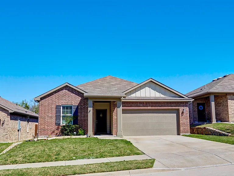741 Windsor Ct — Photo 2