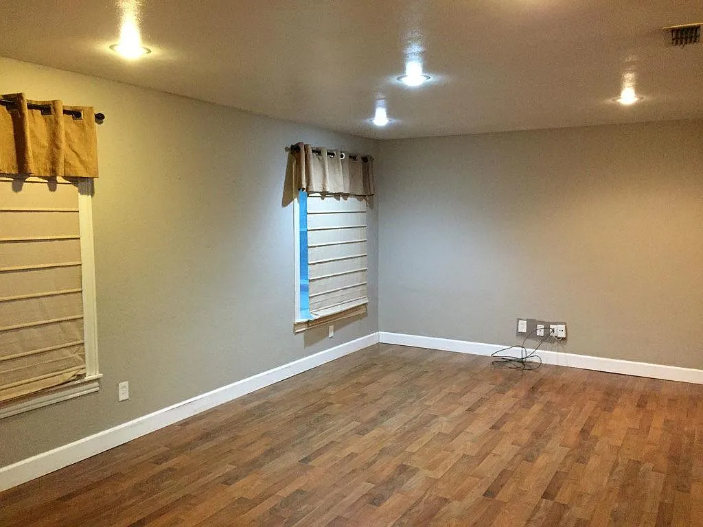 2 bed, 1600 sqft, $1,600 — Photo 3