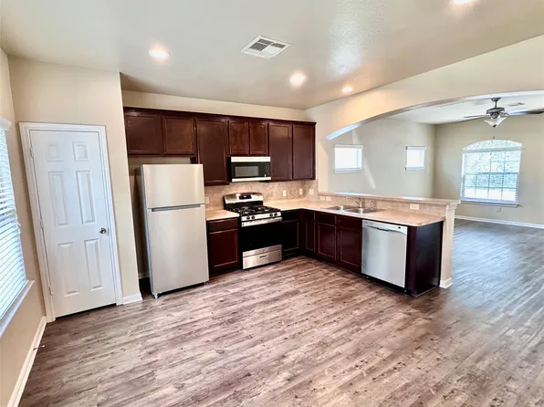 311 Woodland Hills Dr #B, Conroe, TX 77303