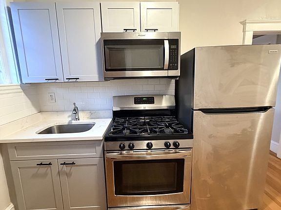 5th image of 200 Presidents Ln APT 12