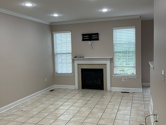 4th image of 160 Pennsbury Ln