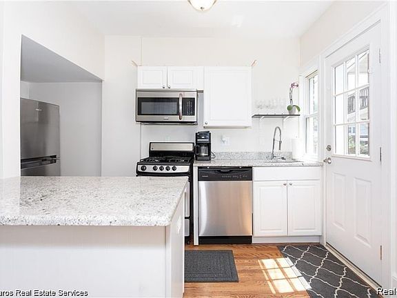 4th image of 1080 Wayburn St