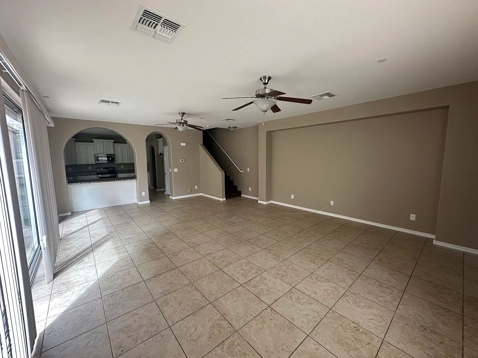 3 bed, 3.5 bath, 1997 sqft, $2,300 — Photo 3