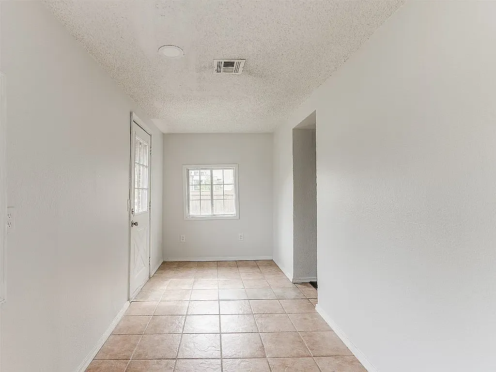 320 Wayne Ave — Photo 3