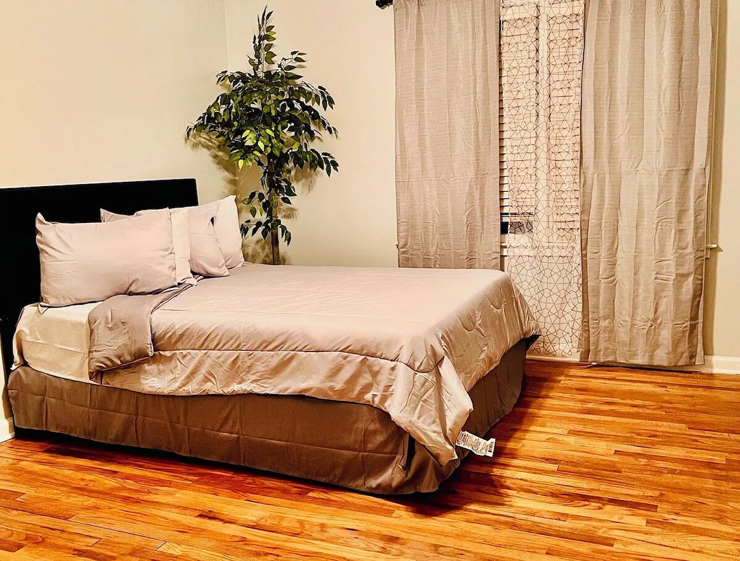 4 bed, 2.0 bath, $4,110 — Photo 3