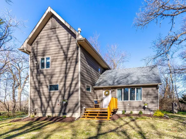 7707 River Dr, Spring Grove, IL 60081