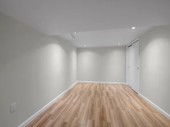 219-44 Peck Avenue image 26 of 32