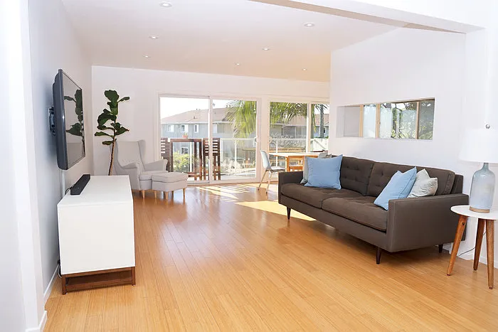 2 bed, 2.0 bath, 1100 sqft, $5,400 — Photo 2
