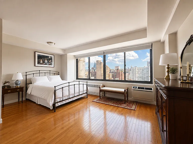 175 W 12th St #17L — Photo 4