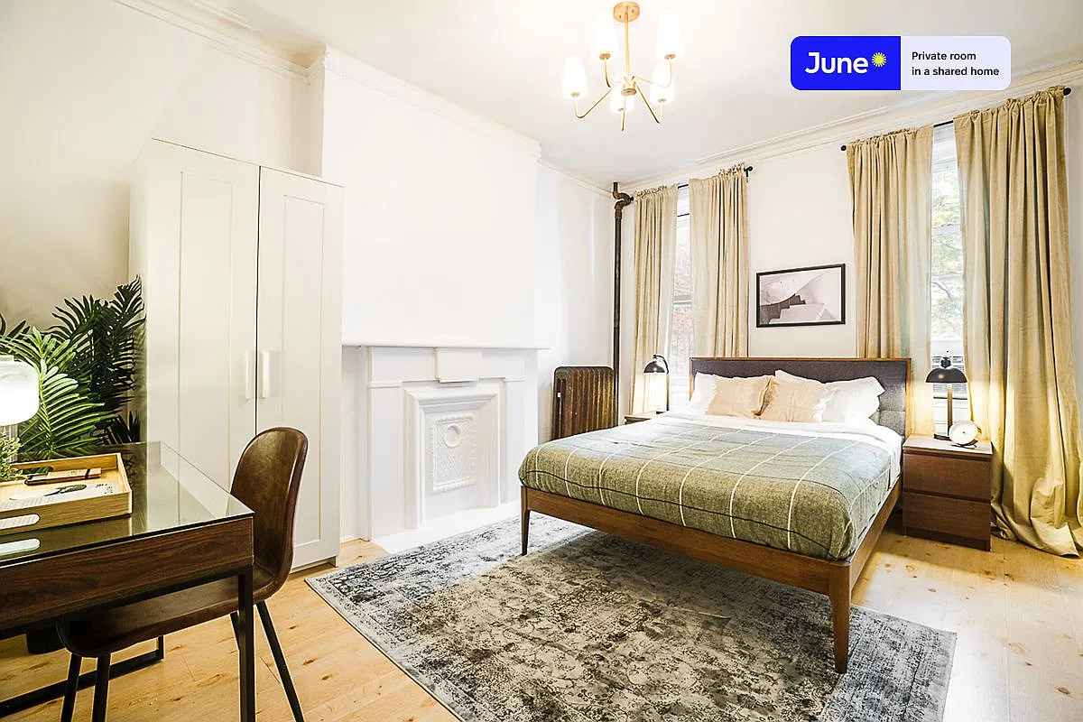 Queen bedroom in 5 bed/1 bath home in Hell's Kitchen #183 A — Photo 1