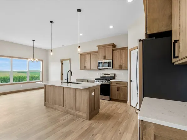 305 Victory Ln, Vinton, IA 52349