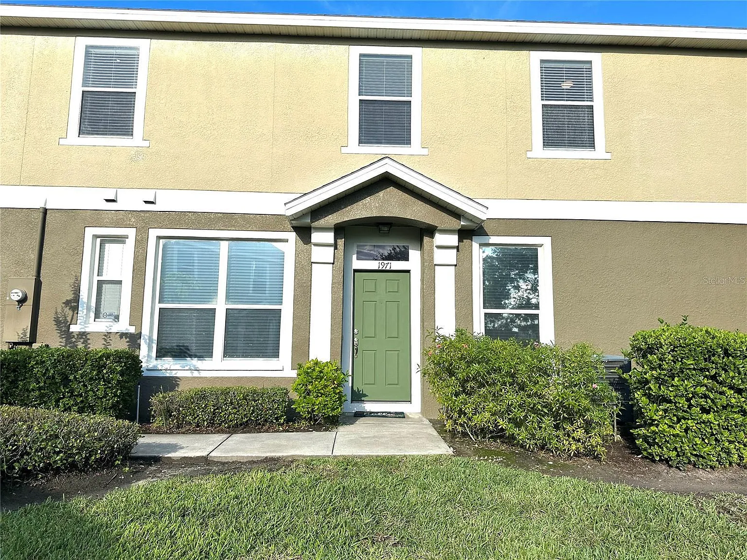 3 bed, 2.5 bath, 1705 sqft, $2,000 — Photo 1