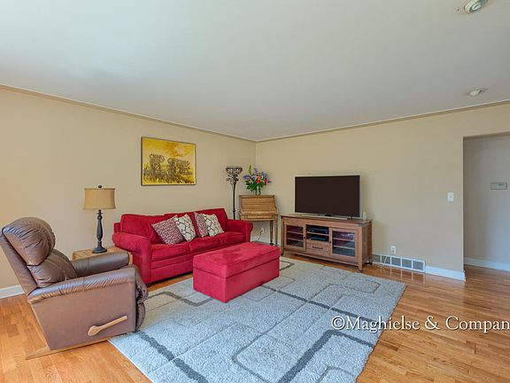 3rd image of 1561 Oakwood Dr