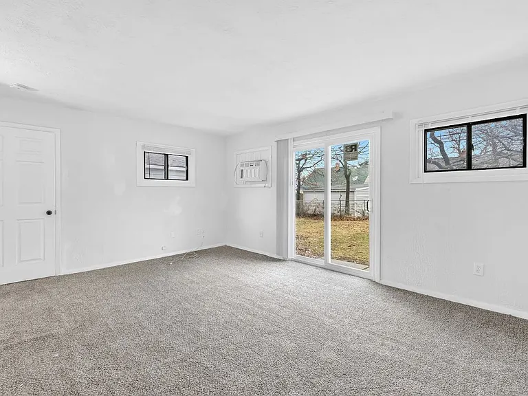 27151 Farringdon Ave — Photo 12