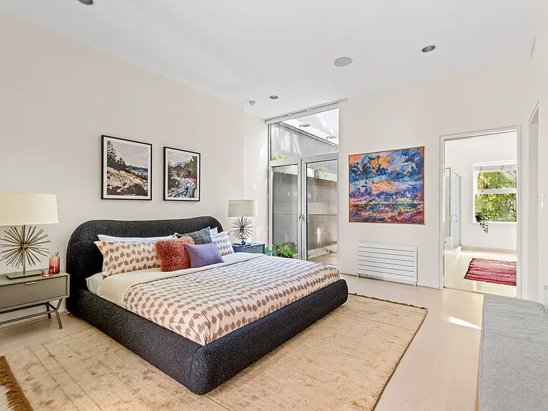 240 E 61st St #1 — Photo 16