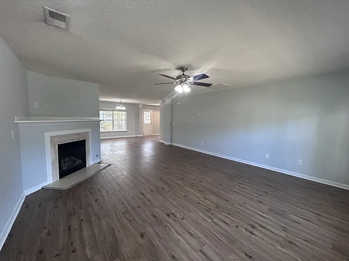 3 bed, 2.5 bath, 2400 sqft, $2,150 — Photo 2